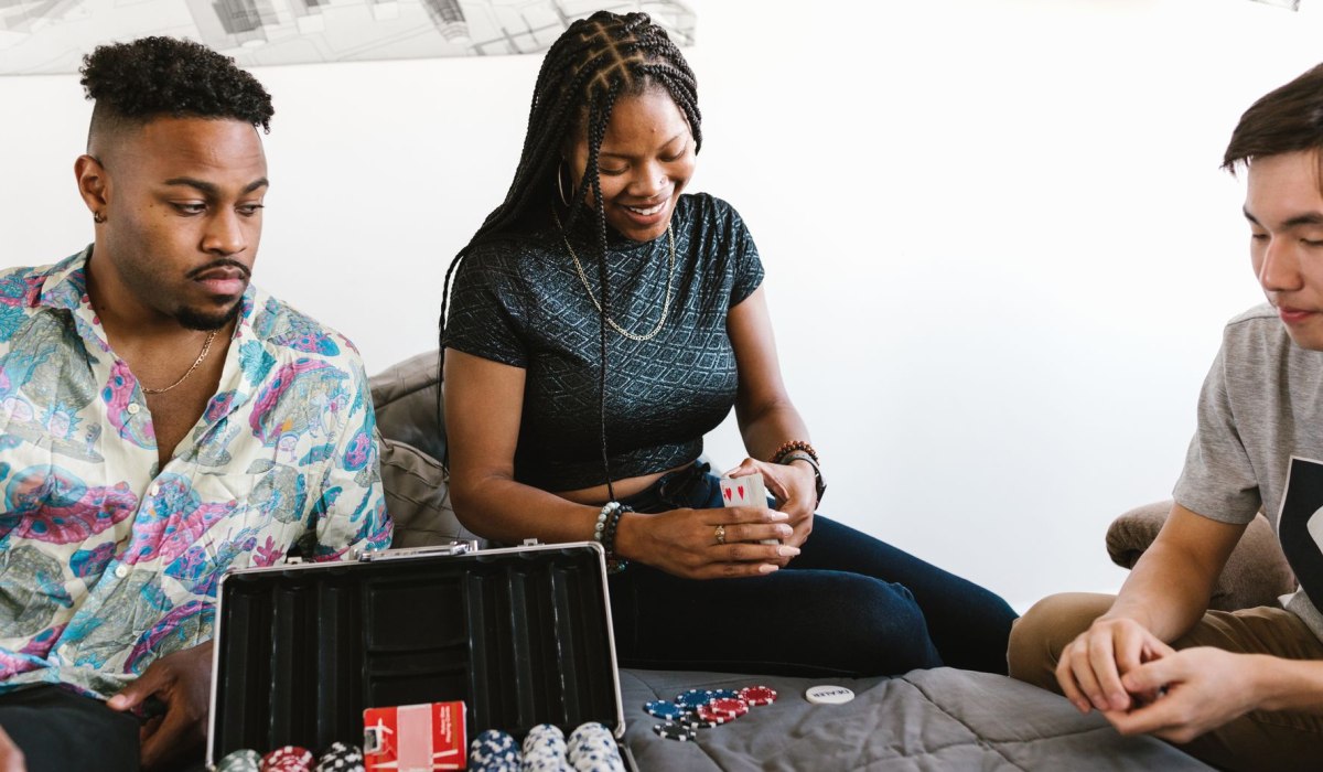 https://www.reddit.com/r/poker/comments/1uf8phl/nj_weekend_game/ - 新泽西周末牌局实录:业余玩家如何避免常见翻牌圈错误?