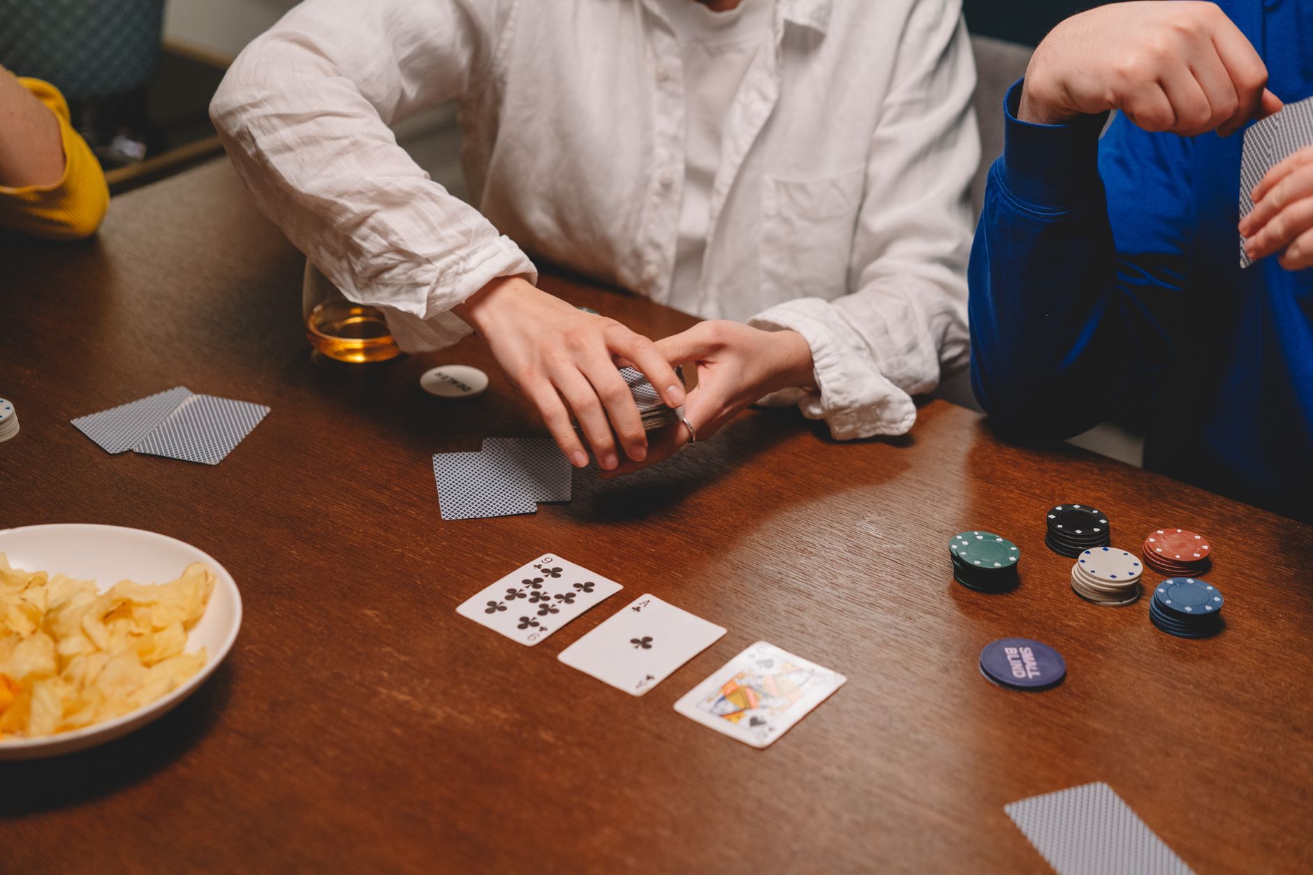 德州扑克心理盲点克服:四个常见思维陷阱与破解思路(实战示例)
