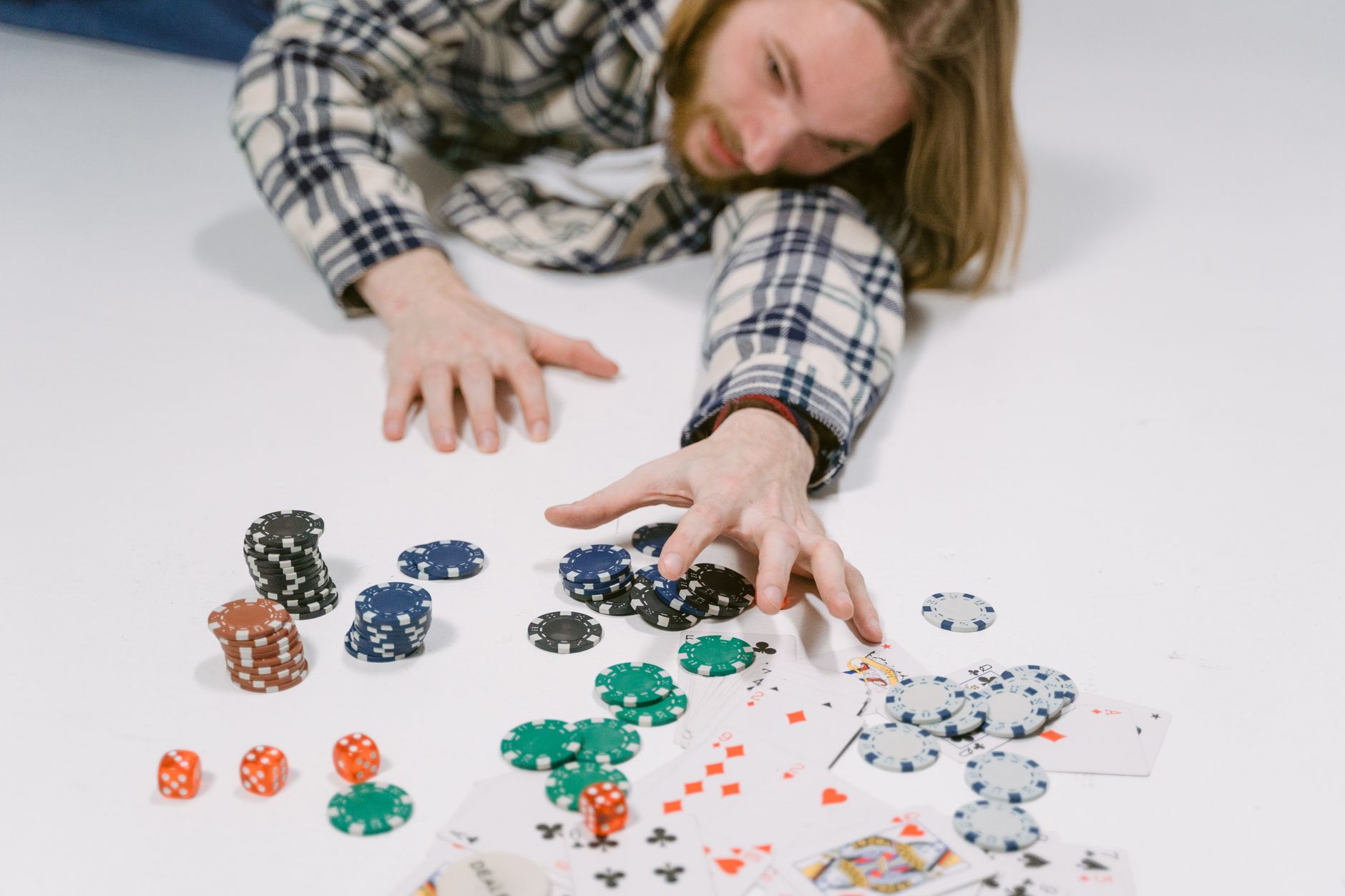 WSOP主赛是怎样的比赛？从结构、筹码到策略的完整解析（要点图解）