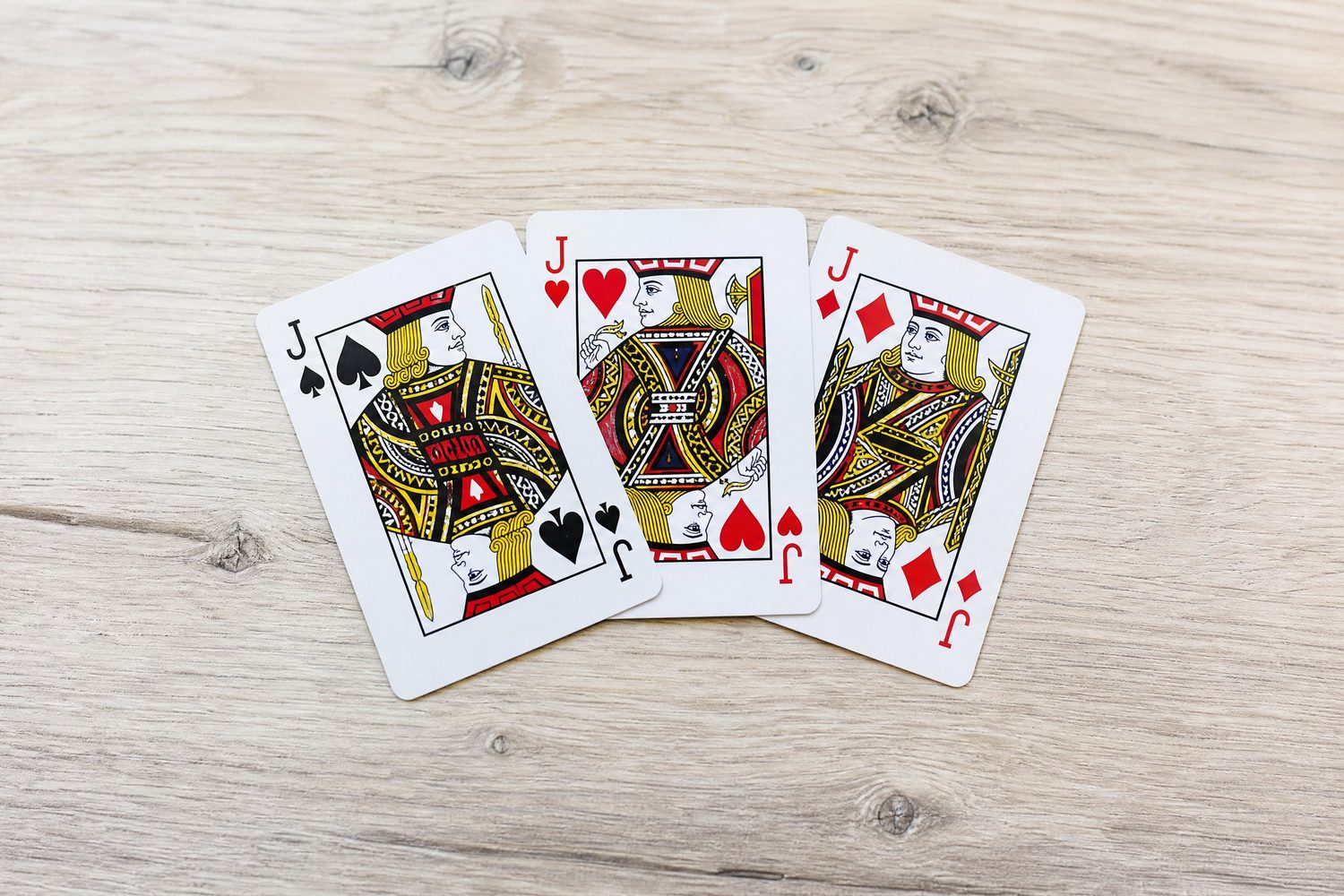 QQPOKER泡沫期生存三大法则:锦标赛后期筹码管理与决策要点(实战示例)